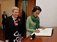 Aung San Suu Kyi signs the Visitors' book in the Speaker's Suite