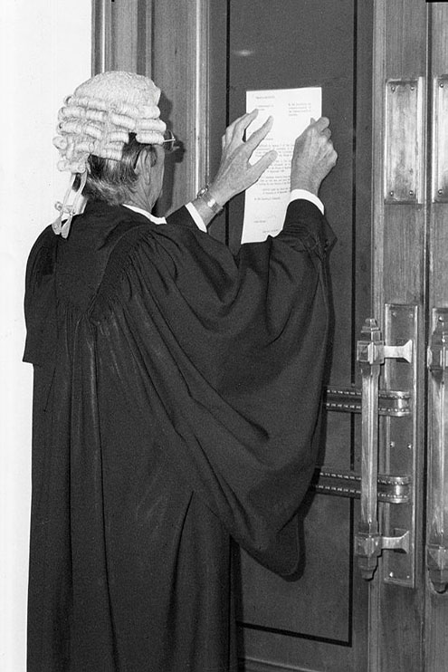 The Clerk of the House of Representatives pinning the proclamation of dissolution for the 31st Parliament to the House of Representatives Chamber door. 