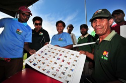 PNG Electoral Commission workers show local candidate posters that the Australian Civilian Corps helped produce at a trial poll booth set up in Port Moresby, National Capital District.