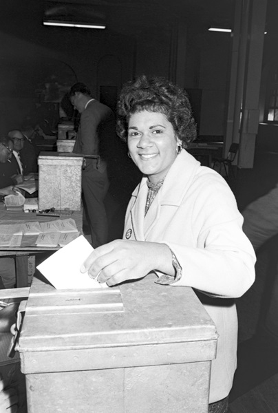 Harriet Ellis casts her vote for the 1967 referendum, Fairfax media