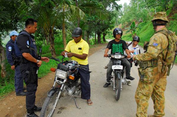 Image of a Malaysian policeman and an Australian Timor-Leste Battle Group soldier